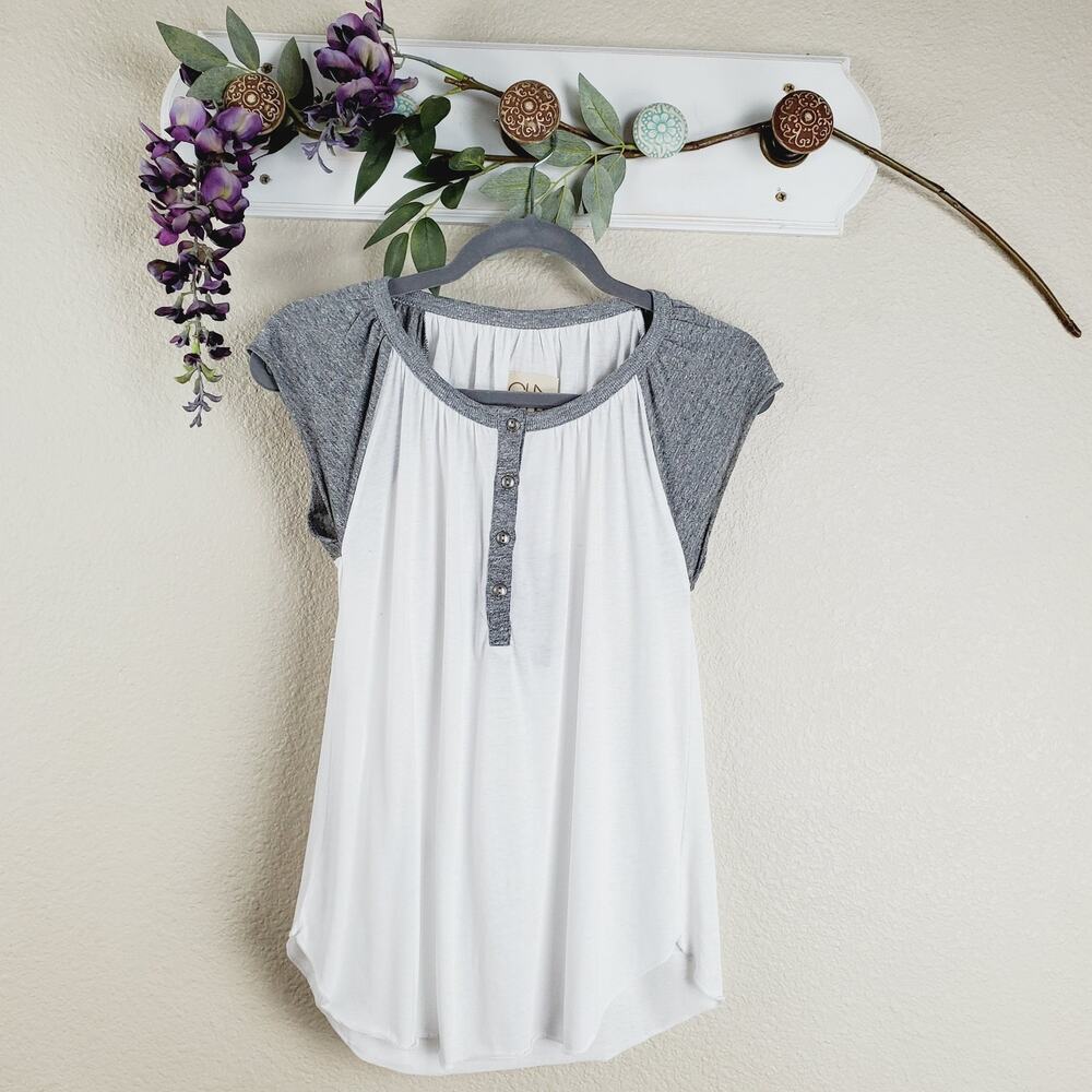 ✨ NWT Chaser White & Gray Knit Henley Short Sleeve Top M
